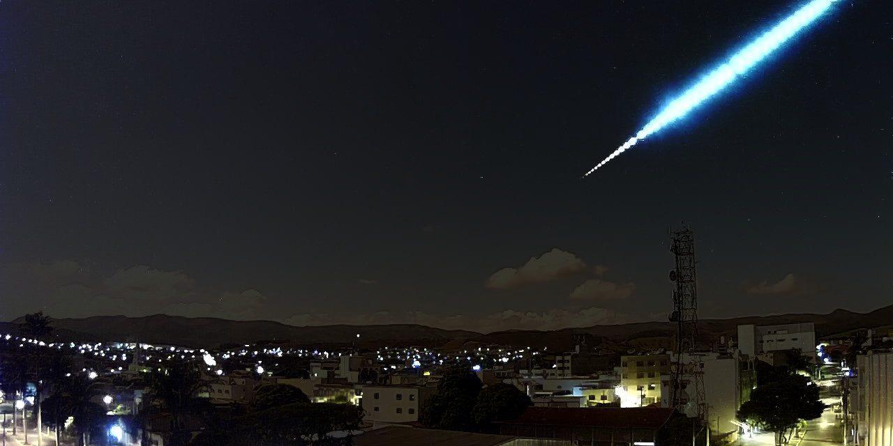 Huge Meteor Illuminates the Night sky in Minas Gerais, Brazil.