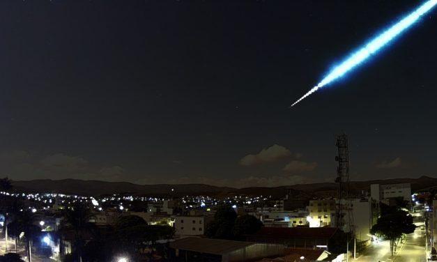 Huge Meteor Illuminates the Night sky in Minas Gerais, Brazil.